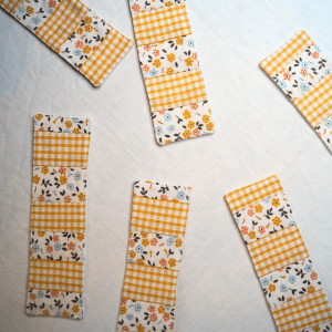 Marque page en tissu patchwork : coton fleuri et vichy