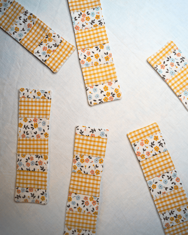 Marque page en tissu patchwork : coton fleuri et vichy