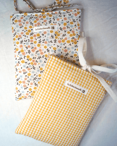 Pochette livre de poche ou liseuse en coton fleuri ou vichy jaune. Fermeture par des liens à nouer.