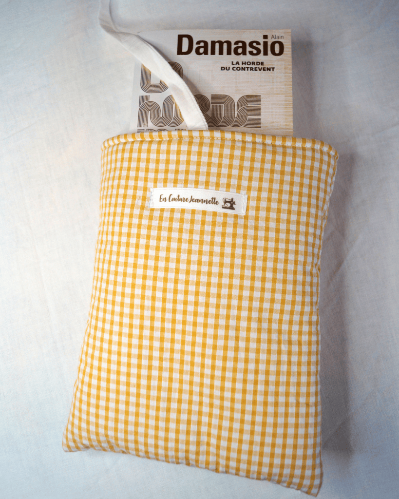 Pochette livre de poche ou liseuse en vichy jaune. Fermeture par des liens à nouer.