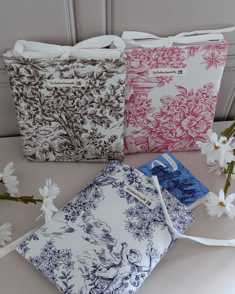 Pochette livre en toile de jouy - 3 coloris : bleu, rose, marron