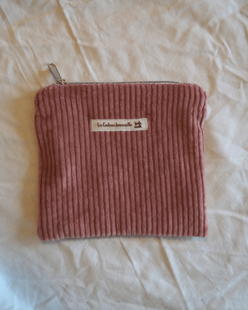 Pochette zippée en velours côtelé vieux rose