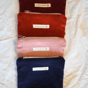 Pochettes zippées de différentes couleurs en velours côtelé