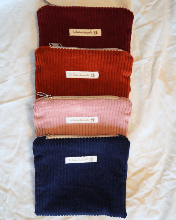 Pochettes zippées de différentes couleurs en velours côtelé