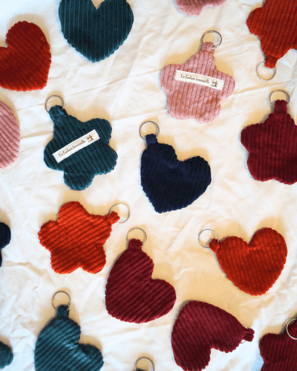 Porte-clés en velours côtelé de différentes couleurs, formes cœur et fleur