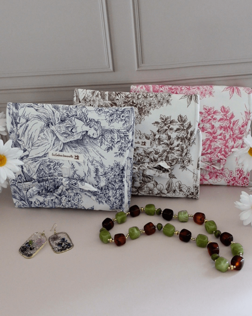 Pochettes à bijoux en toile de jouy - 3 couleurs : bleu, rose, marron