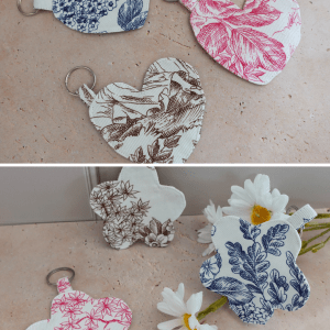 Porte clés en toile de jouy - forme fleur ou coeur - bleu, rose, marron