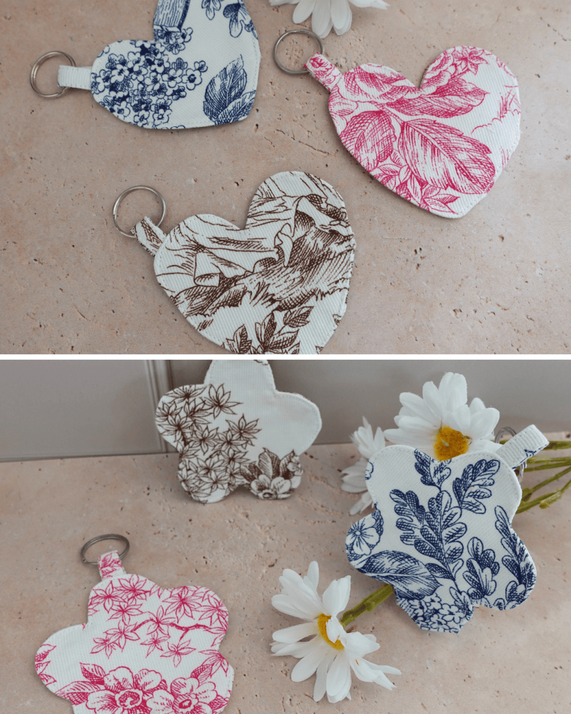 Porte clés en toile de jouy - forme fleur ou coeur - bleu, rose, marron