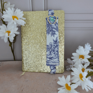 Porte stylo accroché à un carnet - toile de jouy bleue