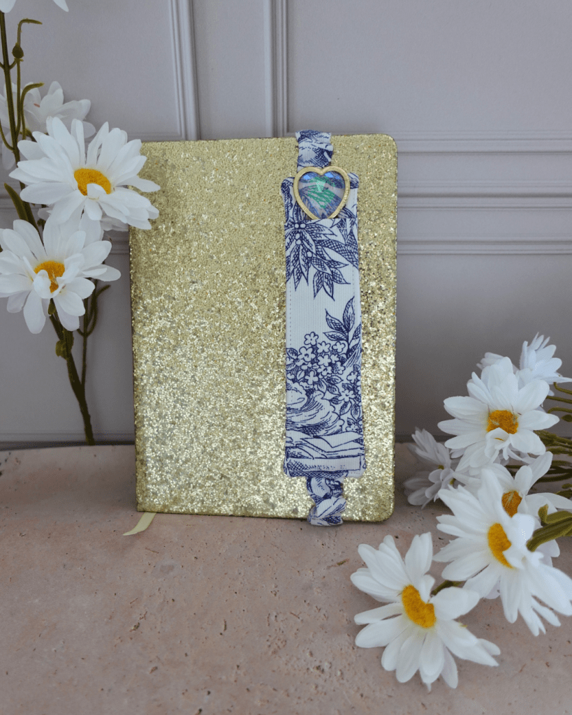 Porte stylo accroché à un carnet - toile de jouy bleue