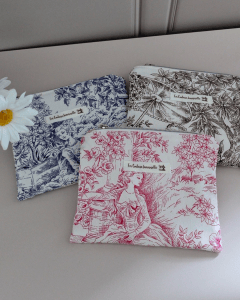 Pochette zippée en toile de Jouy - 3 coloris : bleu, rose et marron