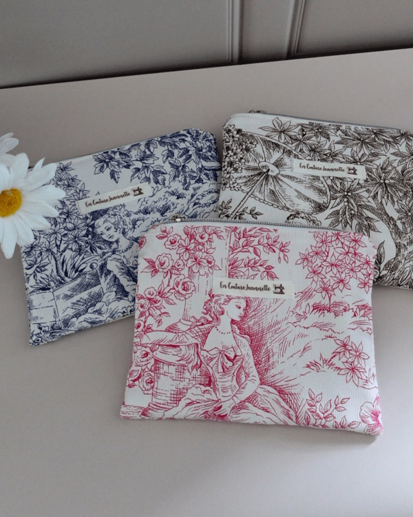 Pochette zippée en toile de Jouy - 3 coloris : bleu, rose et marron