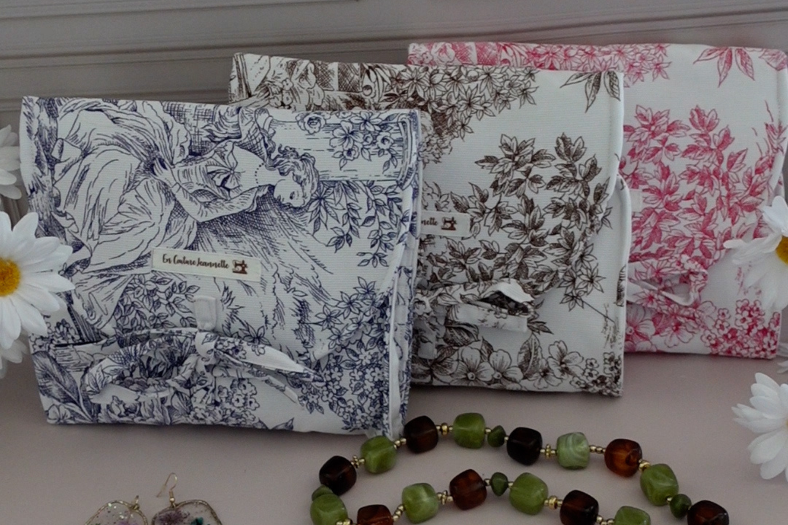 Comment organiser ses bijoux pour voyager : les pochettes à bijoux en toile de Jouy