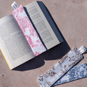 Marque page en toile de jouy bleu, rose et marron