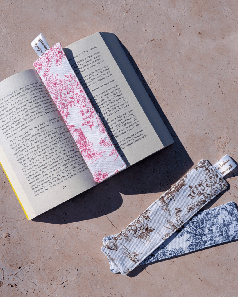 Marque page en toile de jouy bleu, rose et marron