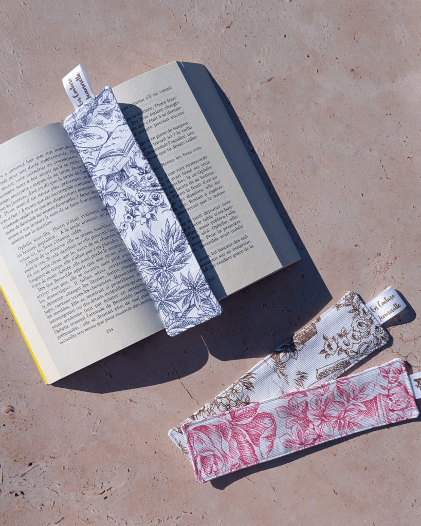 Marque page en toile de jouy bleu, rose et marron