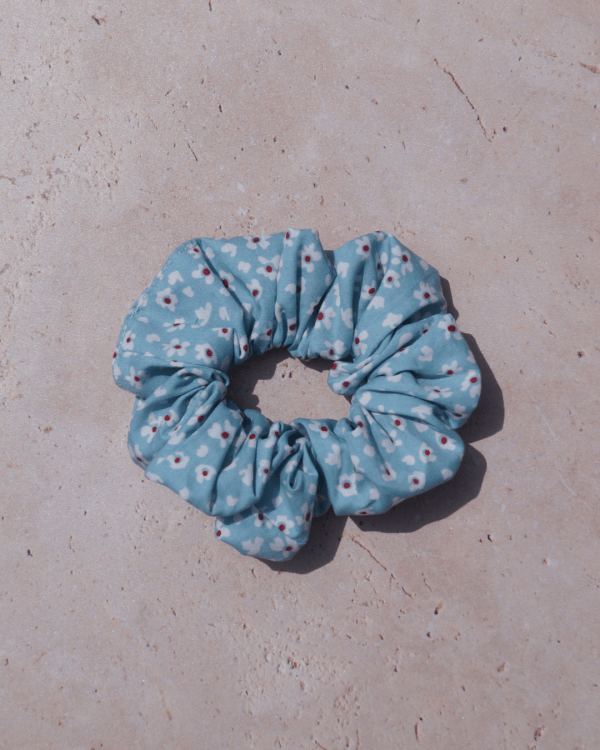 Chouchou fond bleu et fleurs blanches et rouges