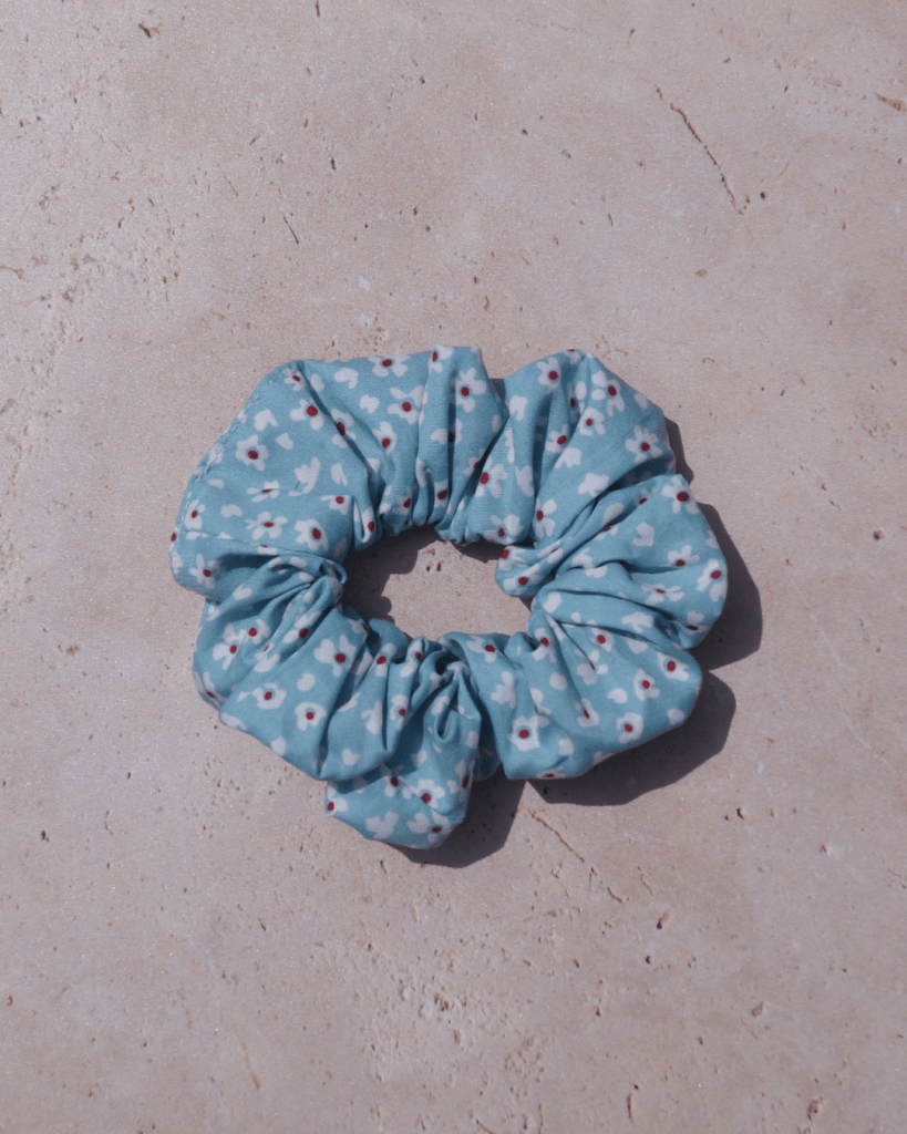 Chouchou fond bleu et fleurs blanches et rouges