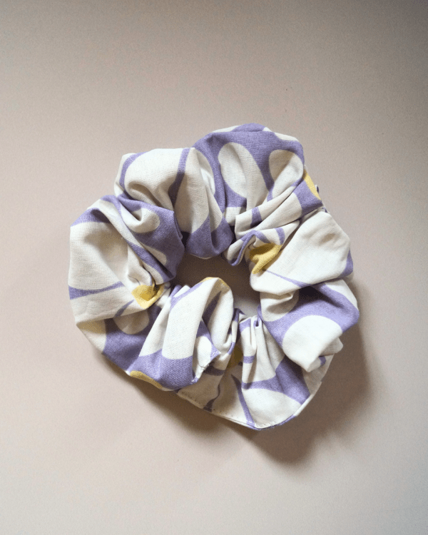 Chouchou fond lilas fleurs blanches et jaunes