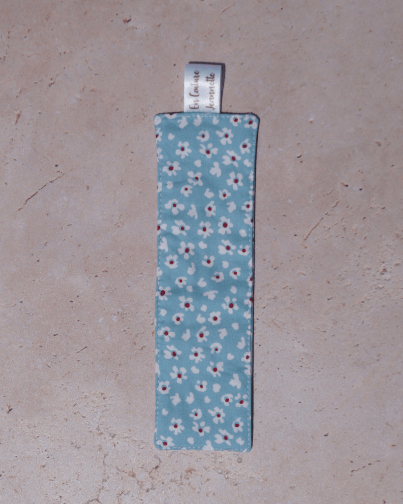 Marque page fond bleu et fleurs blanches et rouges