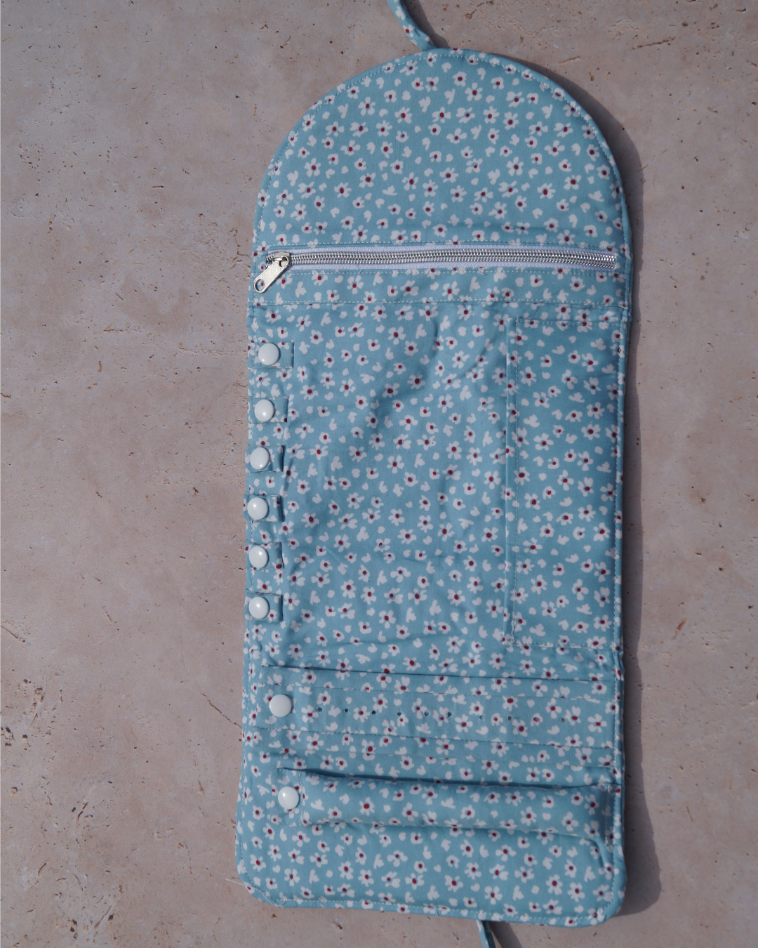 Pochette à bijoux bleue avec des fleurs blanches et rouges - ouverte