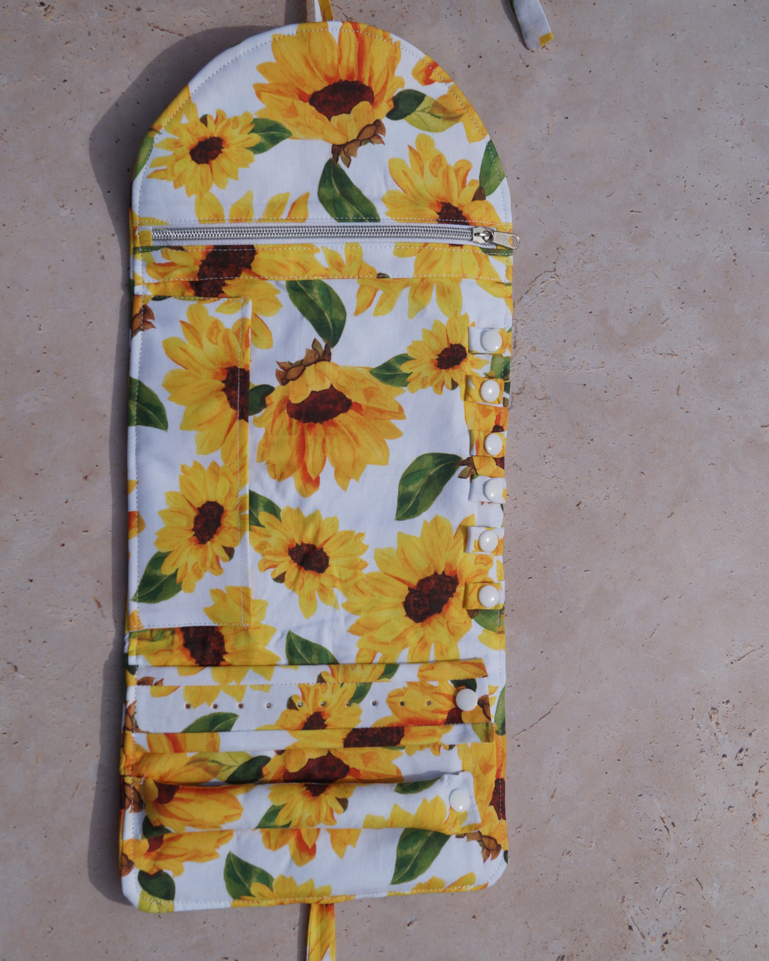 Pochette à bijoux motif tournesols - ouverte