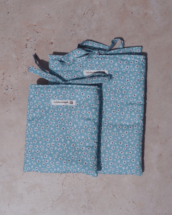 Pochettes pour livre format poche et grand format, fond bleu et fleurs blanches et rouges