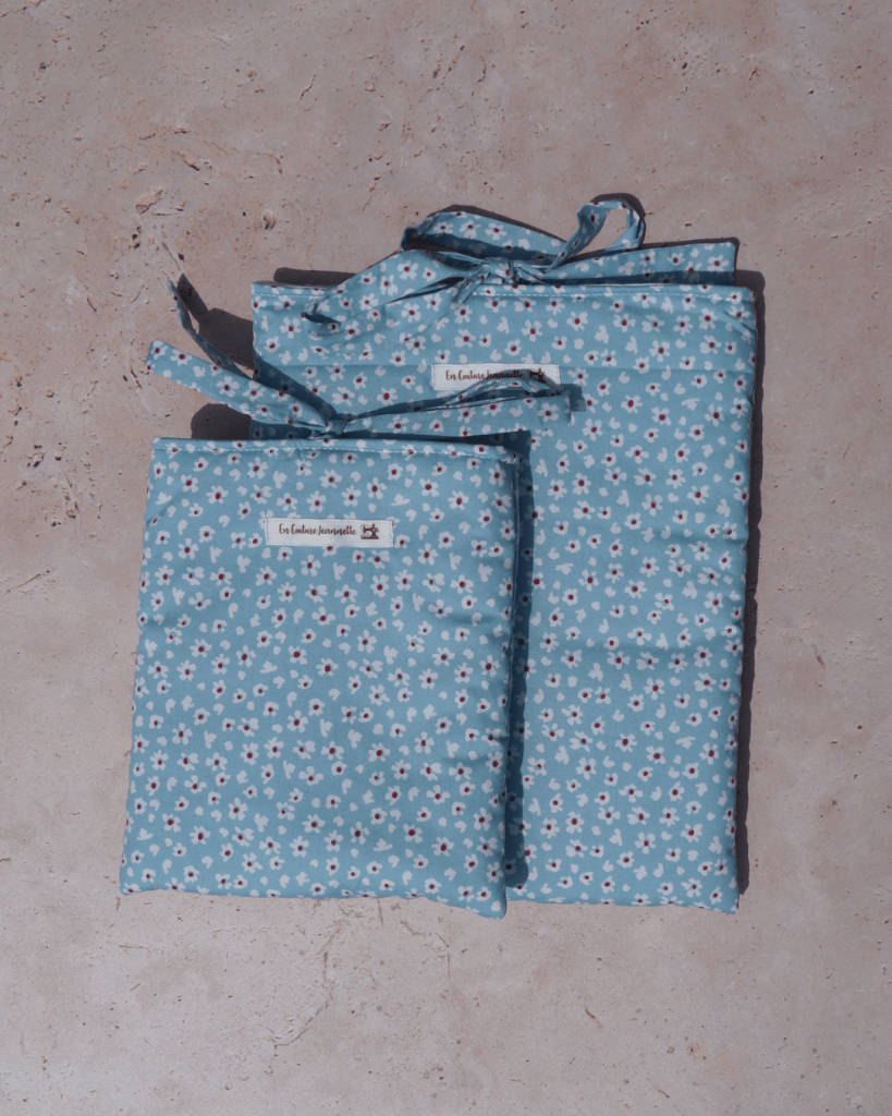 Pochettes pour livre format poche et grand format, fond bleu et fleurs blanches et rouges