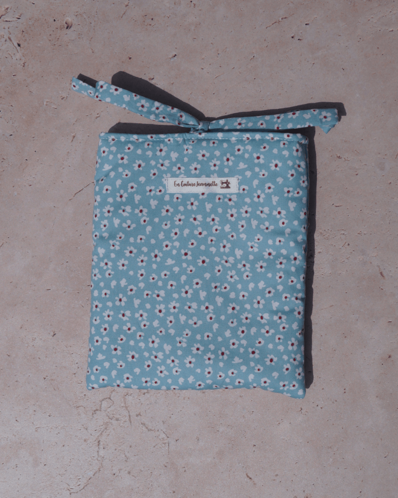 Pochette pour livre format poche fond bleu et fleurs blanches et rouges