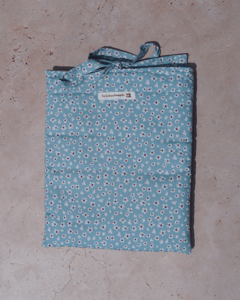 Pochette pour livre grand format fond bleu et fleurs blanches et rouges