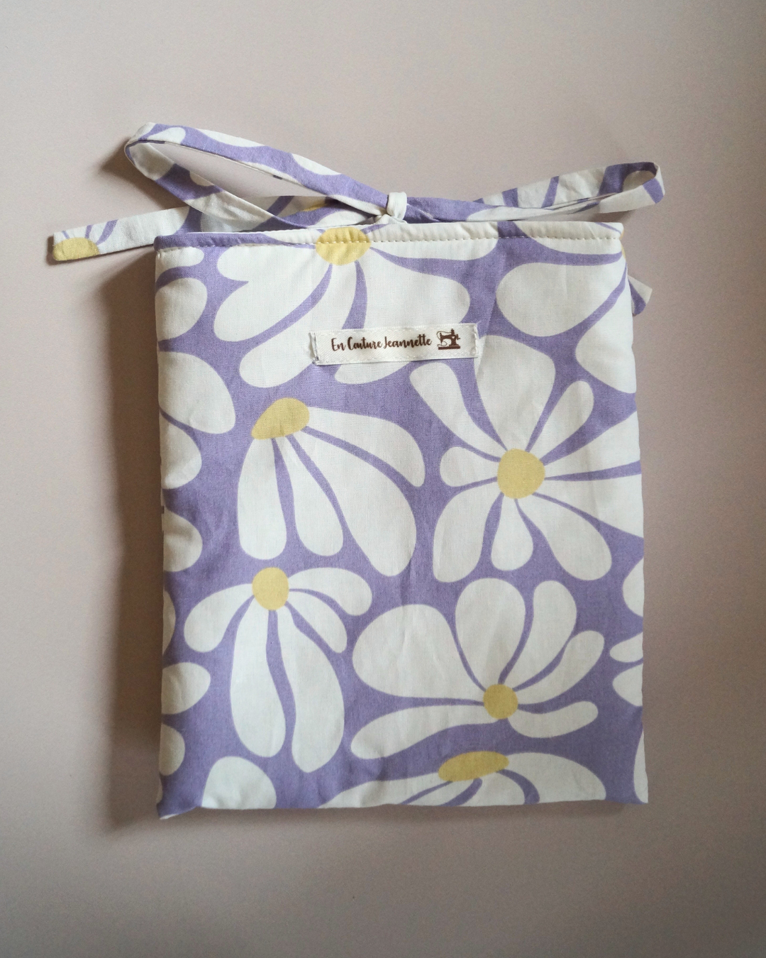Pochette livre lilas fleurs blanches et jaunes, format poche