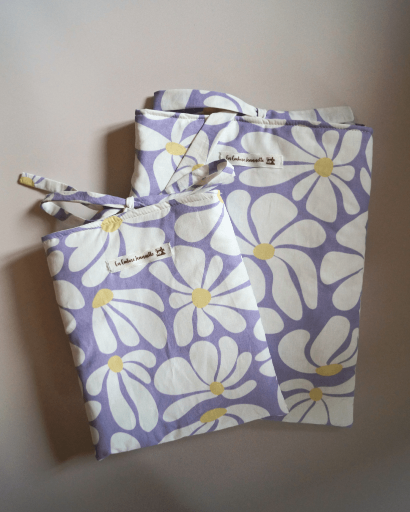 Pochette livre lilas fleurs blanches et jaunes, grand format et format poche