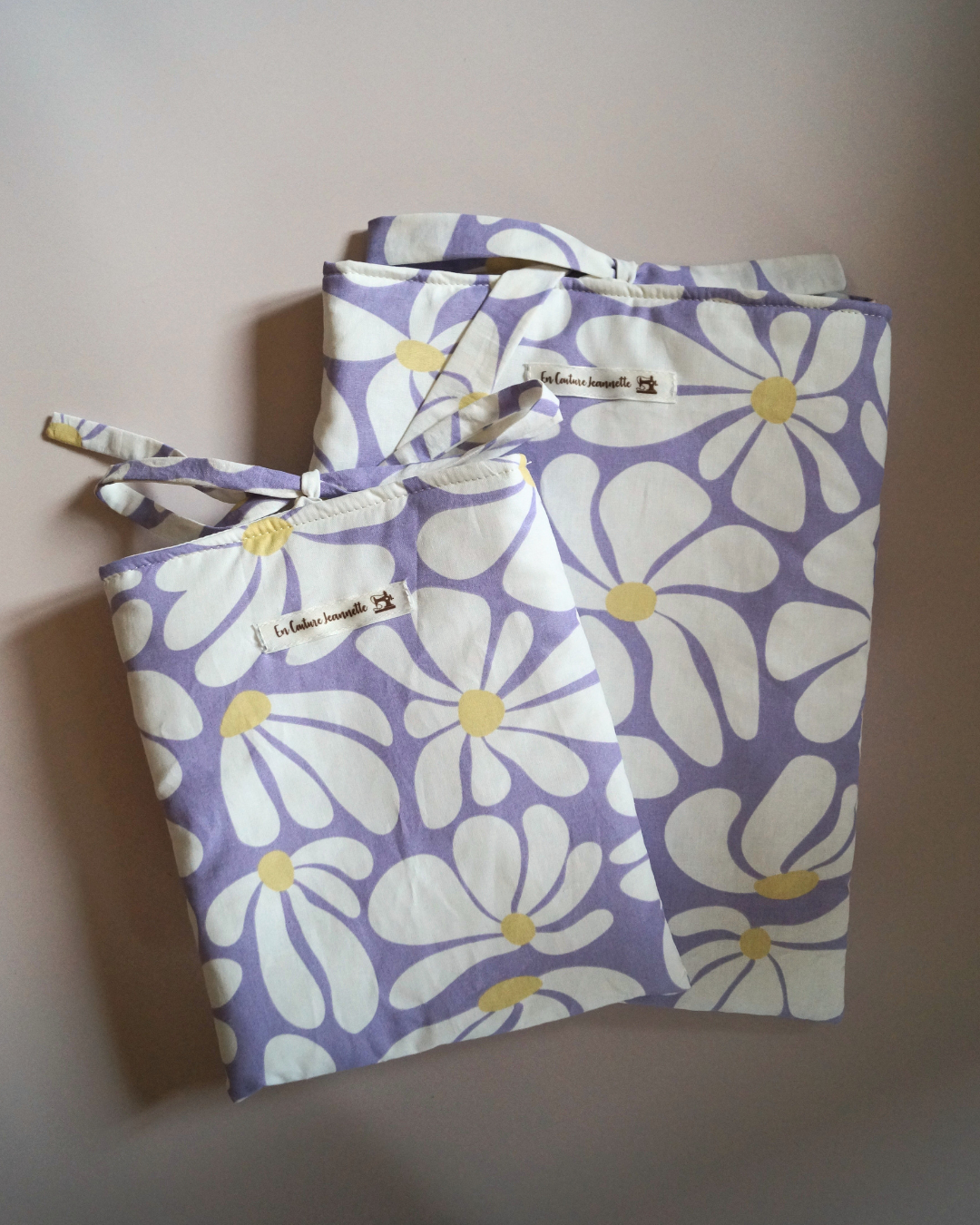 Pochette livre lilas fleurs blanches et jaunes, grand format et format poche