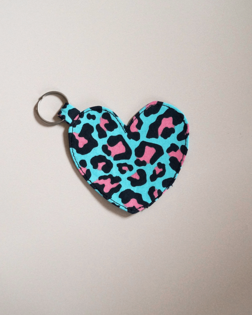 Porte clés en forme de coeur, léopard bleu et rose