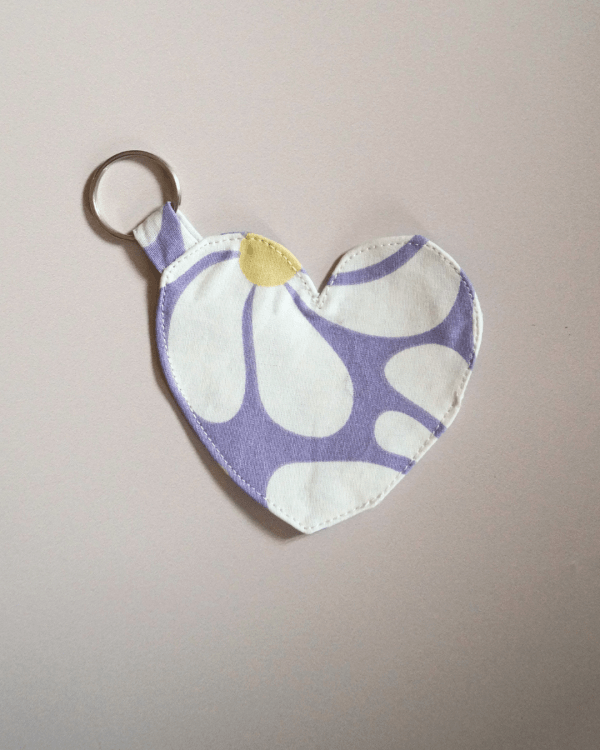 Porte clés en forme de coeur, fond lilas fleurs blanches et jaunes