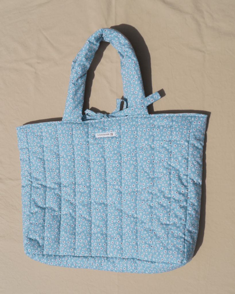 Sac cabas matelassé fond bleu et fleurs blanches et rouges