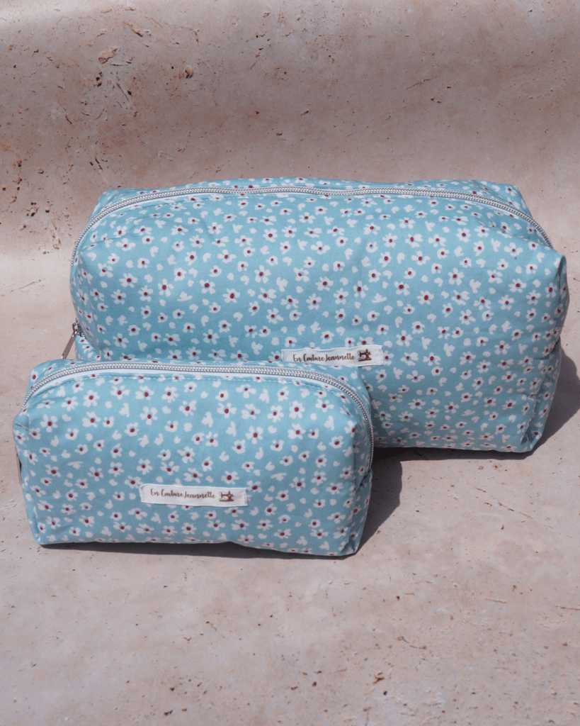 Trousses de toilette et maquillage maquillage en coton à fermeture zippée fond bleu, fleurs blanches et rouges