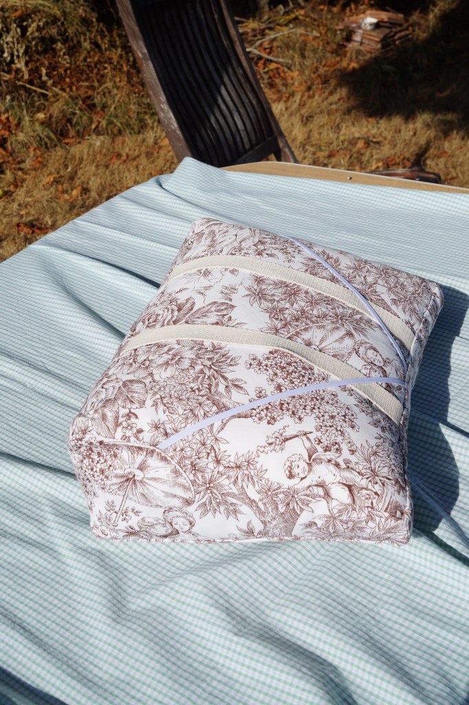 Coussin de lecture en toile de jouy marron