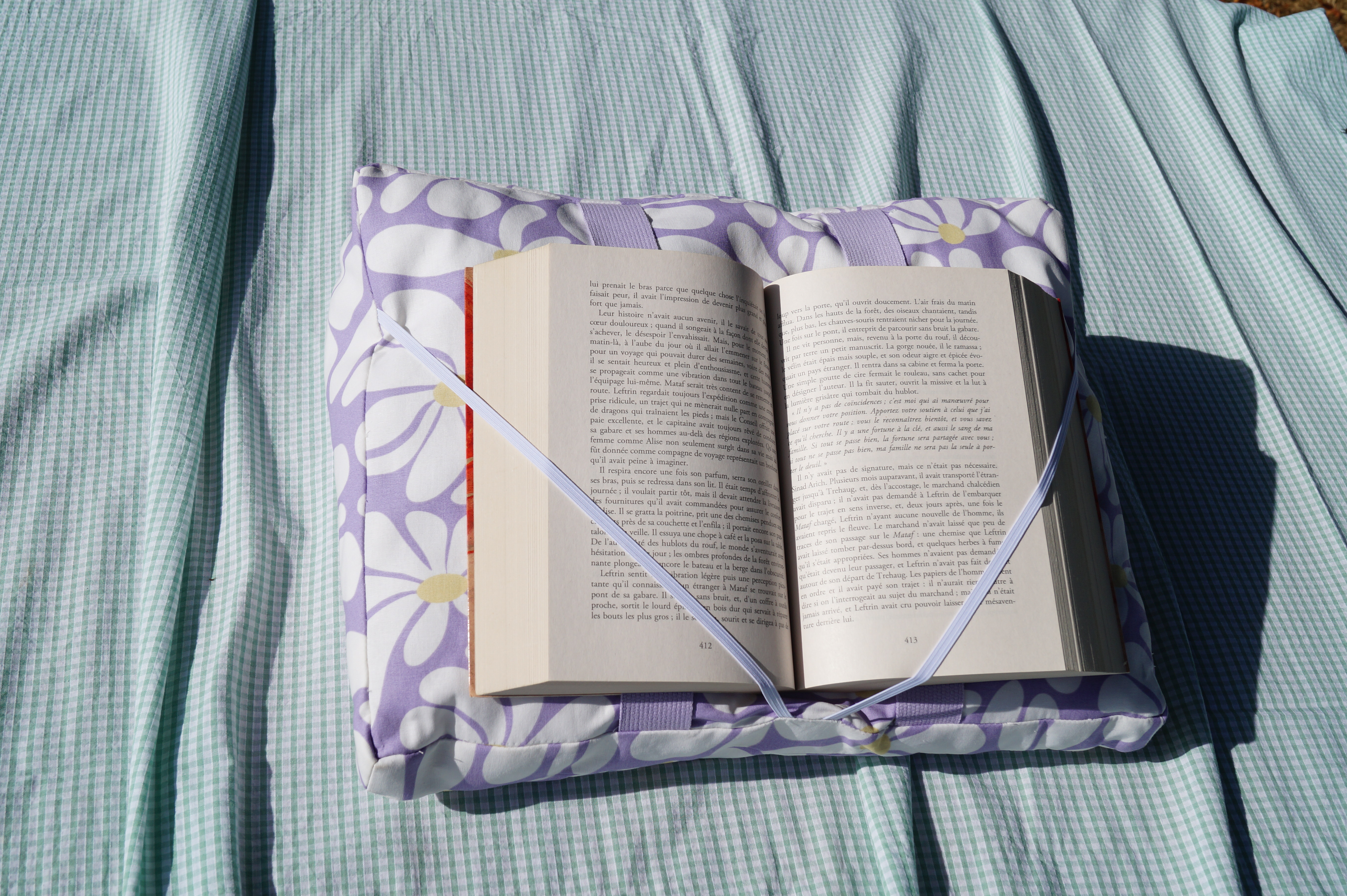 Coussin de lecture - lilas grosses fleurs - les pages sont maintenues par des élastiques