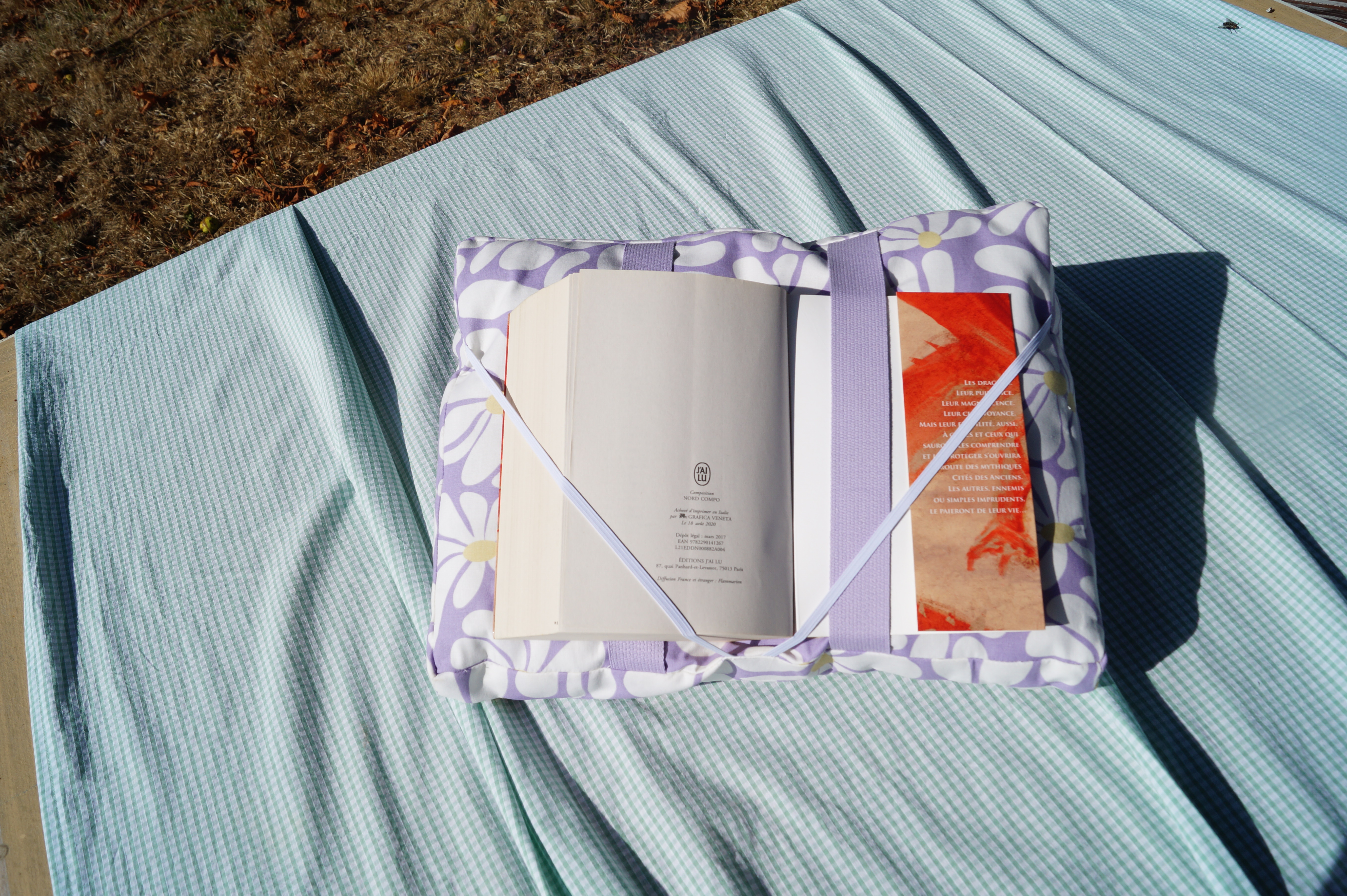 Coussin de lecture - lilas grosses fleurs - la couverture du livre est maintenue par des sangles