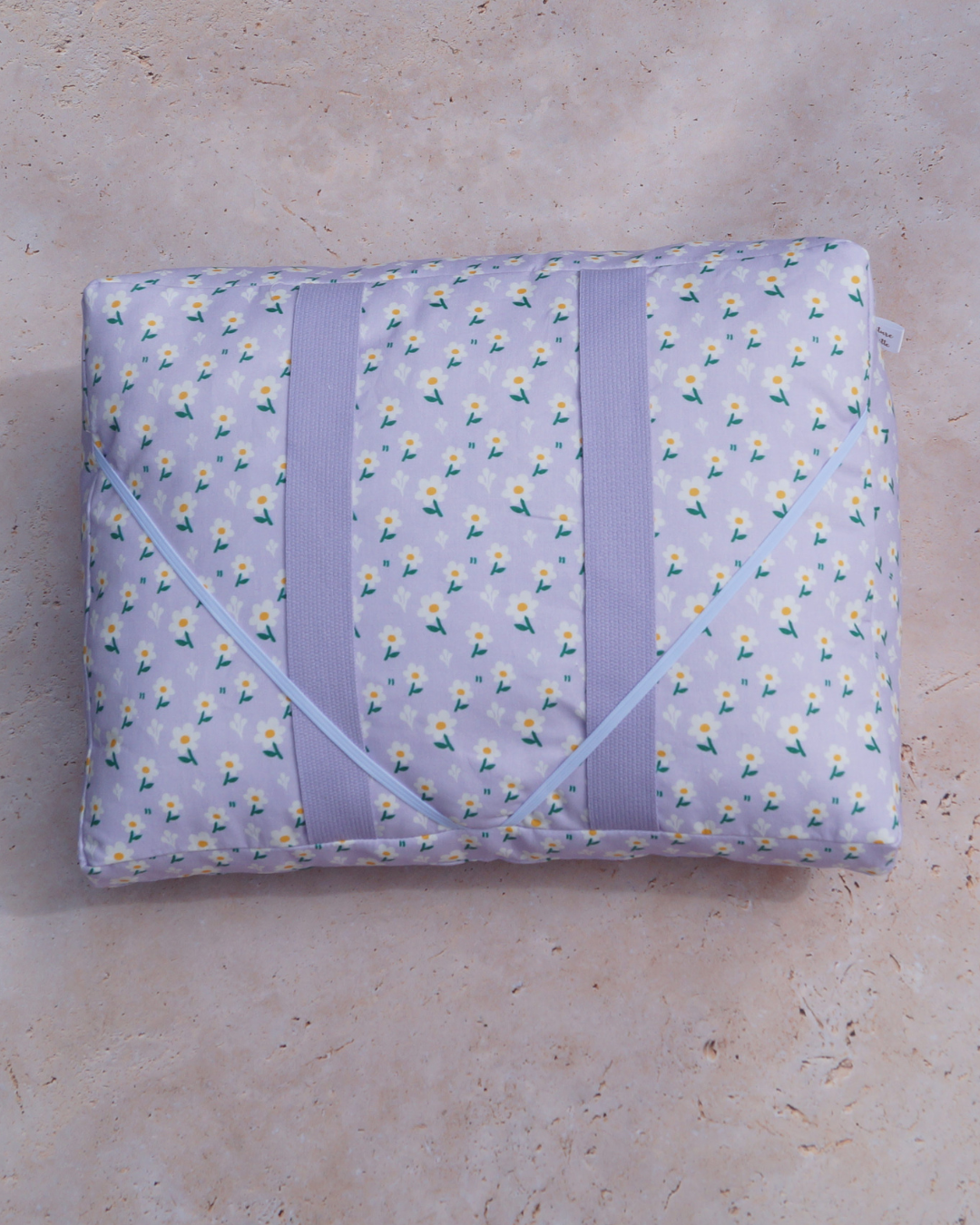 Coussin de lecture fond lilas fleurs marguerites