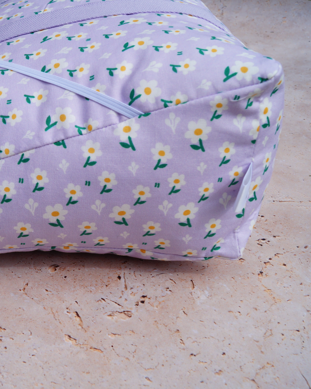 Coussin de lecture fond lilas fleurs marguerites - inclinaison