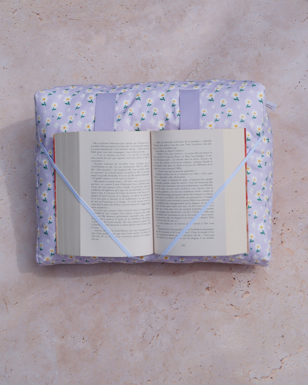 Coussin de lecture fond lilas fleurs marguerites - les pages sont tenues par les élastiques