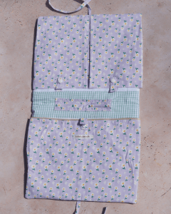 Housse ordinateur fond lilas avec des marguerites - ouverte