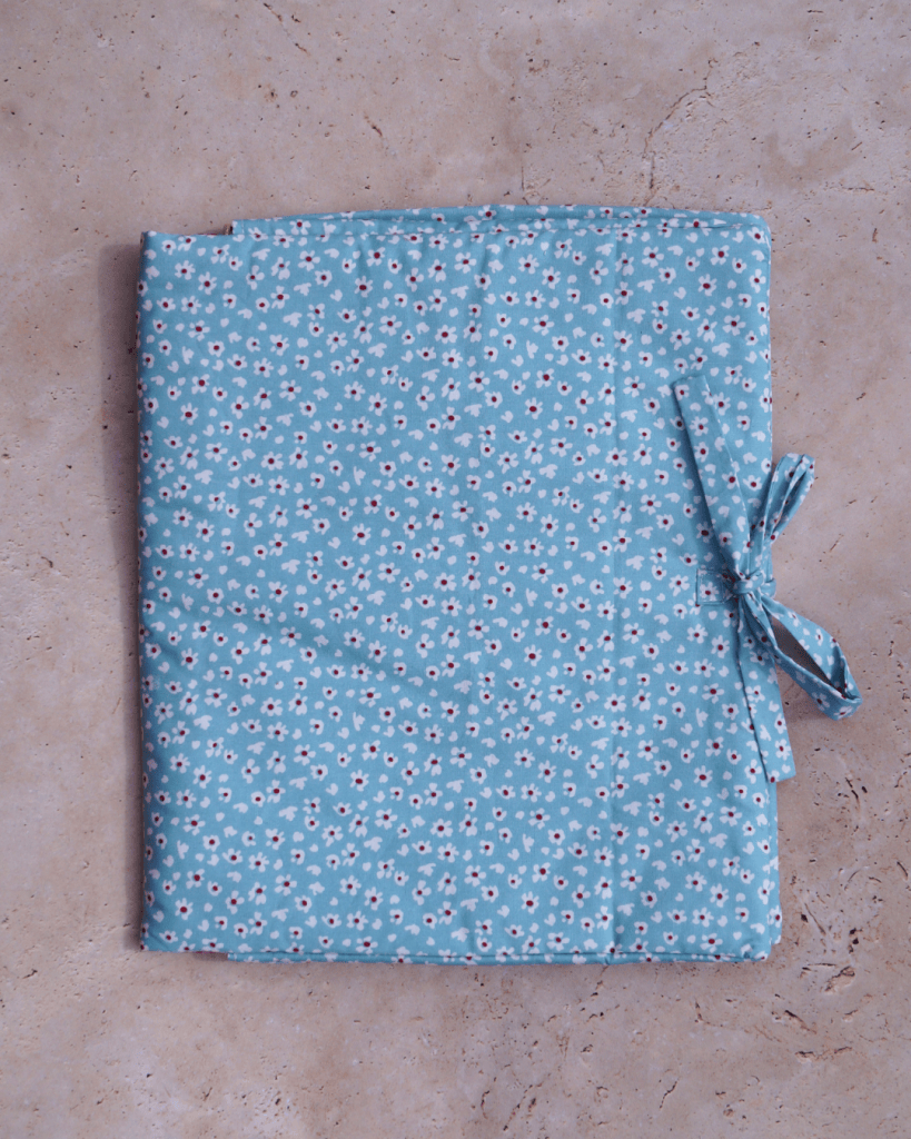 Housse ordinateur fond bleu et fleurs blanches