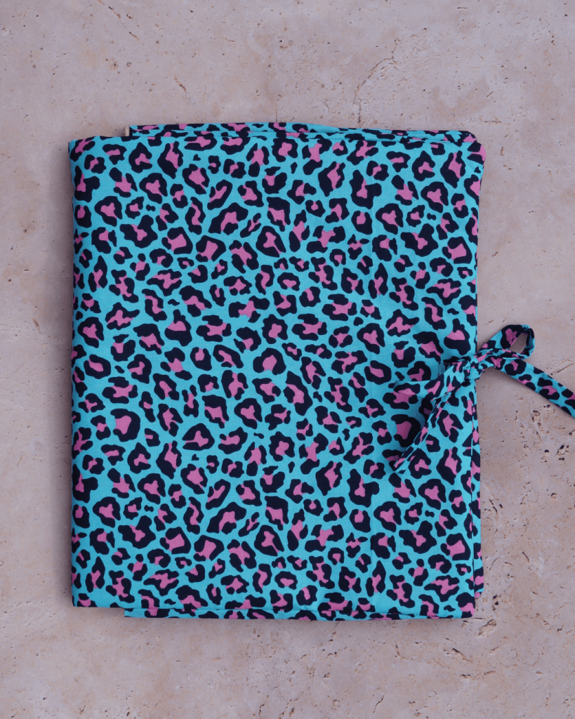 Housse ordinateur motif léopard bleu et rose
