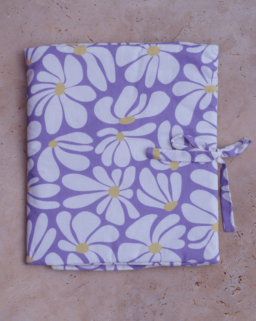 Housse d'ordinateur fond lilas et grosses fleurs blanches