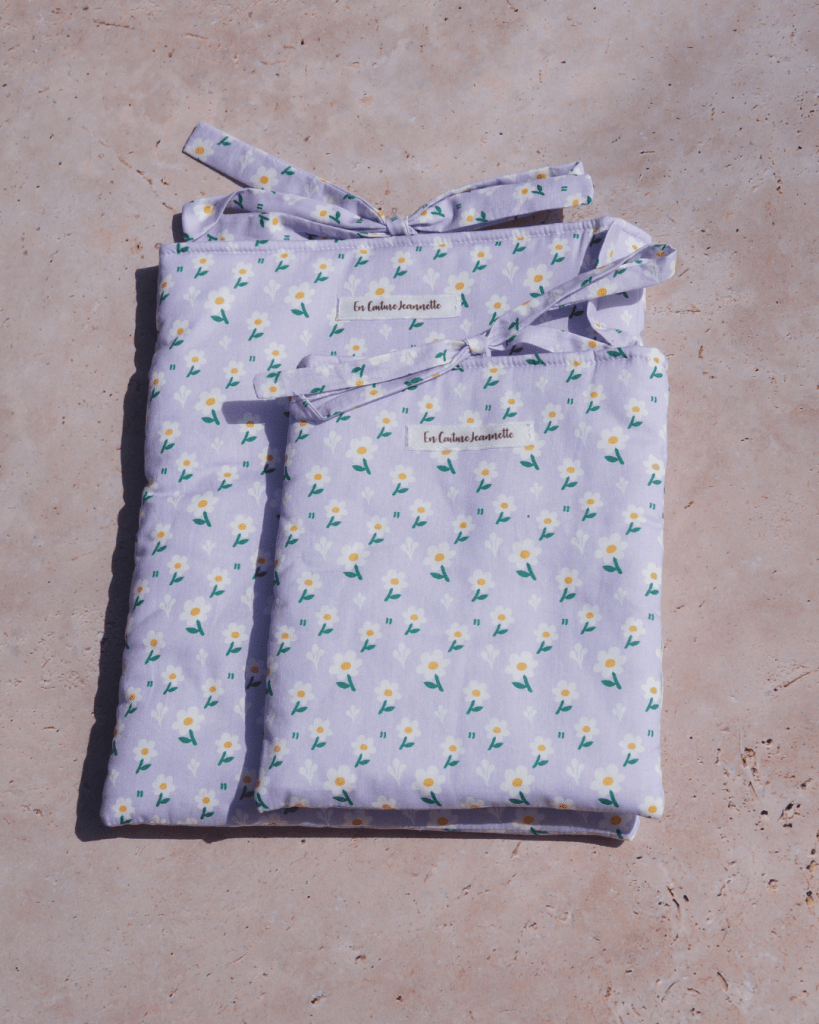 Pochette pour livre fond lilas avec des marguerite - format poche et broché