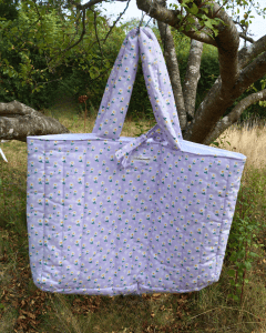 Sac cabas matelassé - grand tote bag - couleur lilas avec des marguerites
